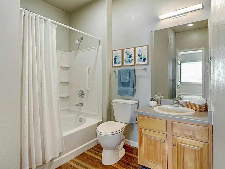 1 bedroom bathroom