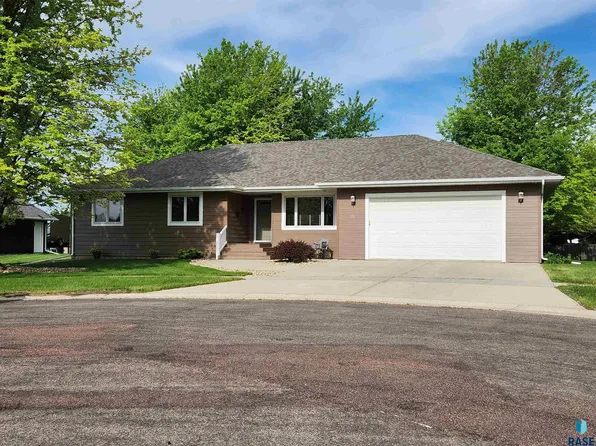 112 Johnstone Cir, Dell Rapids, SD 57022