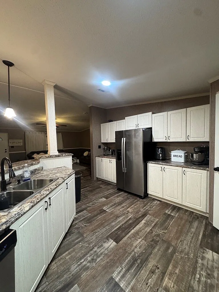 4 bed, 2.5 bath, 2356 sqft, $2,800 — Photo 2