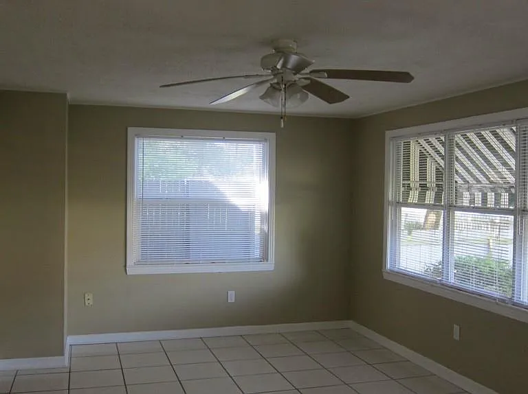 815 Bay St — Photo 2