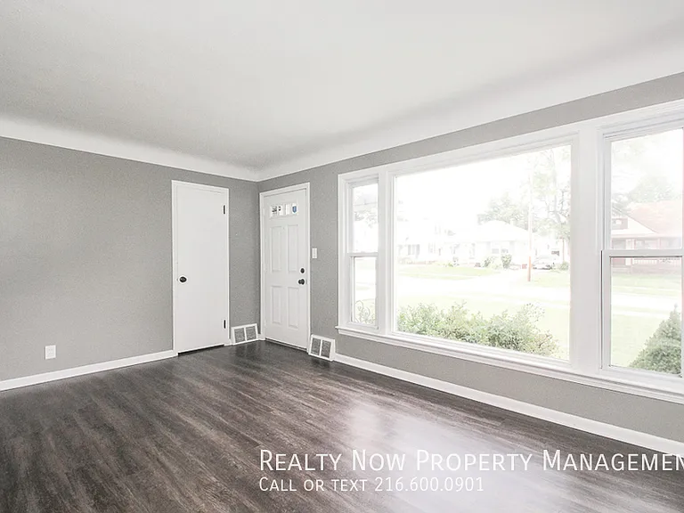 11912 Derby Ave — Photo 11