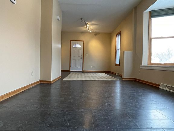 4th image of 903 20th Ave NE #1