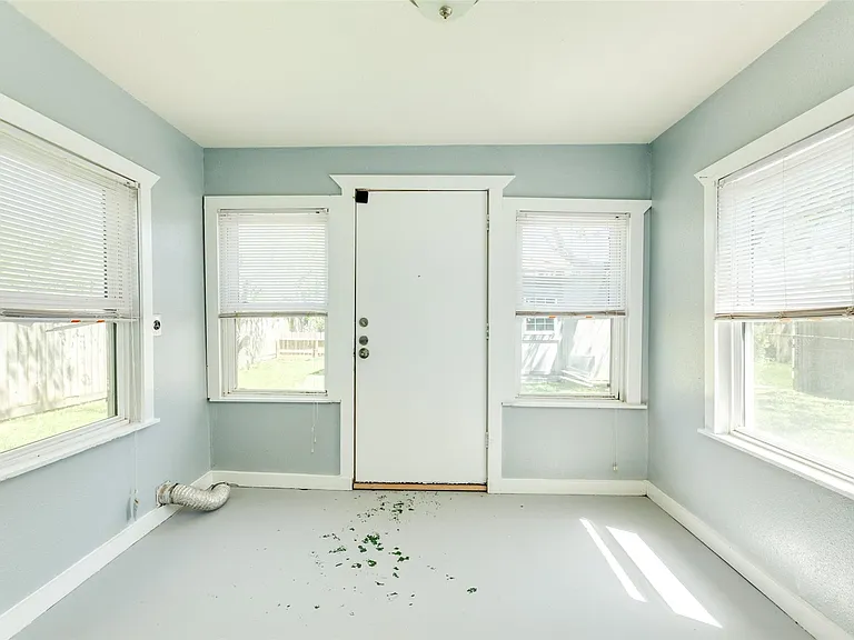 302 W 8th St #A — Photo 11