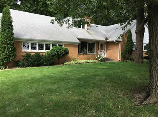 100 Mid Oaks Ln, Roseville, MN 55113