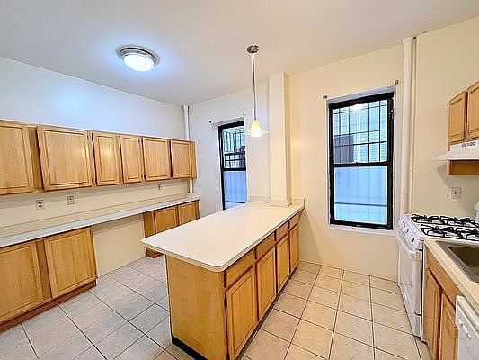 3rd image of 35 Central Park N APT 1E