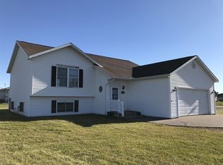 2104 Meadow Dr, Kronenwetter, WI 54455