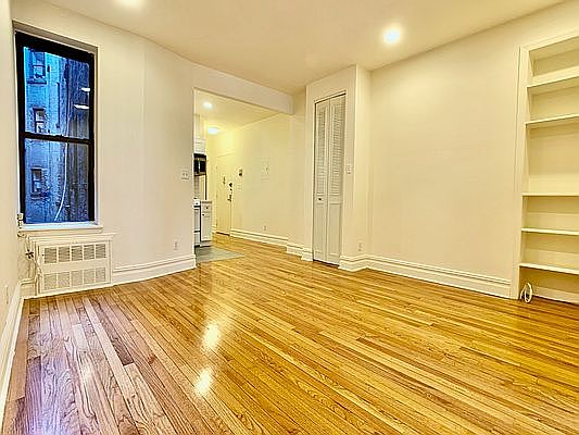 3rd image of 362 Broome St APT 20