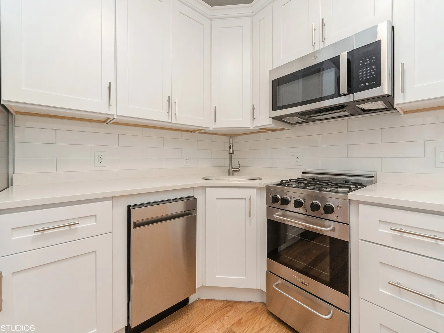 3 bed, 750 sqft, $5,575 — Photo 2