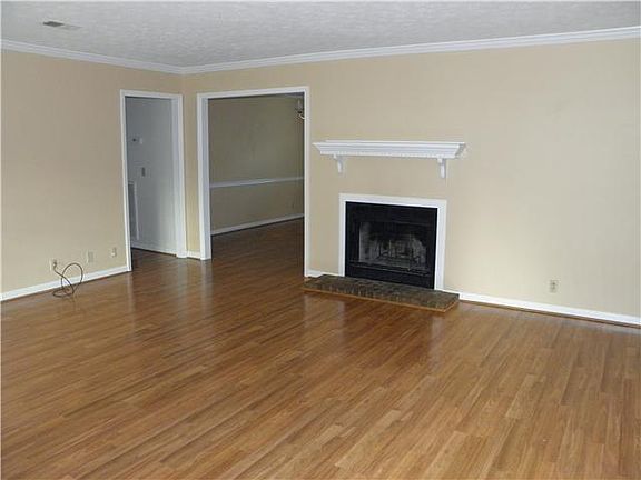 3rd image of 220 Benefield Dr