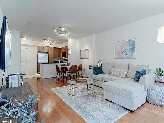 5th image of 1021 N Garfield St APT 203