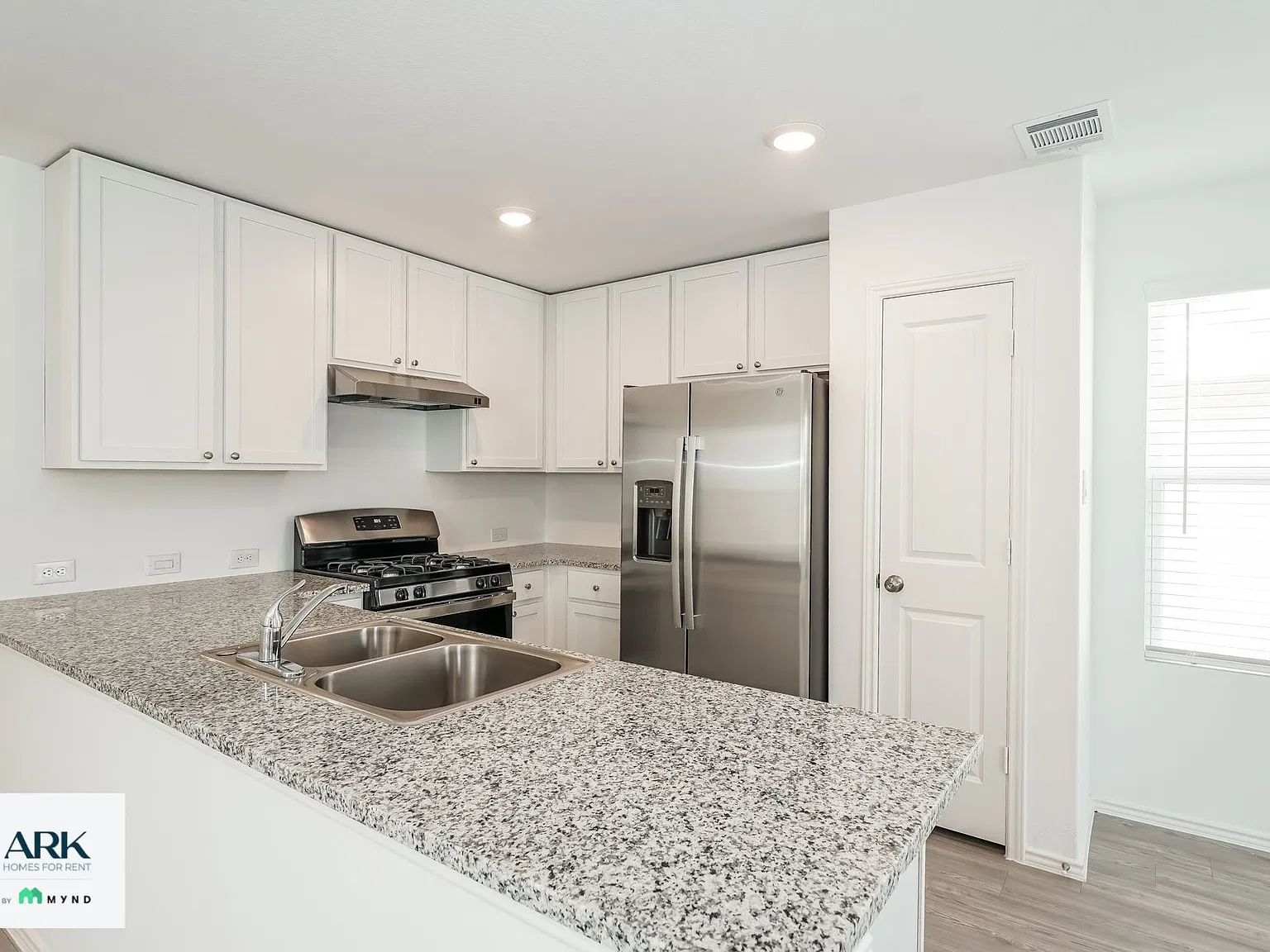 3 bed, 2.0 bath, 1018 sqft, $1,345 — Photo 4