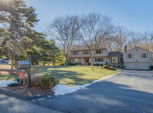 19 Fawn Meadow Dr, Trumbull, CT 06611