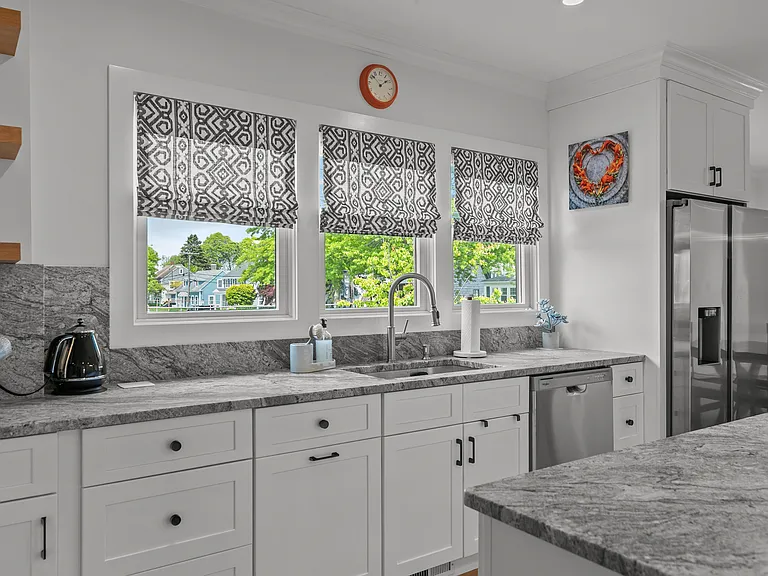 109 Carroll Ave — Photo 10