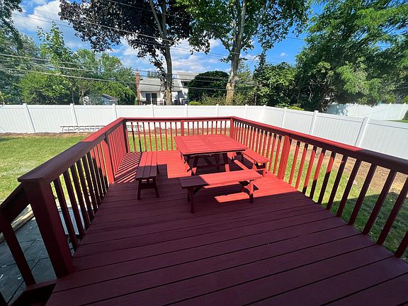 5th image of 11 Coronet Ln