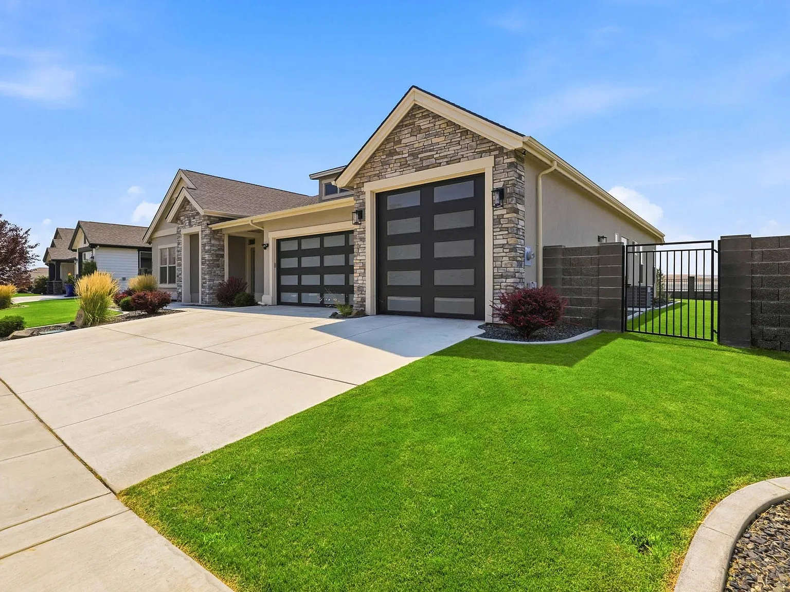 4 bed, 3.0 bath, 3061 sqft, $4,200 — Photo 3