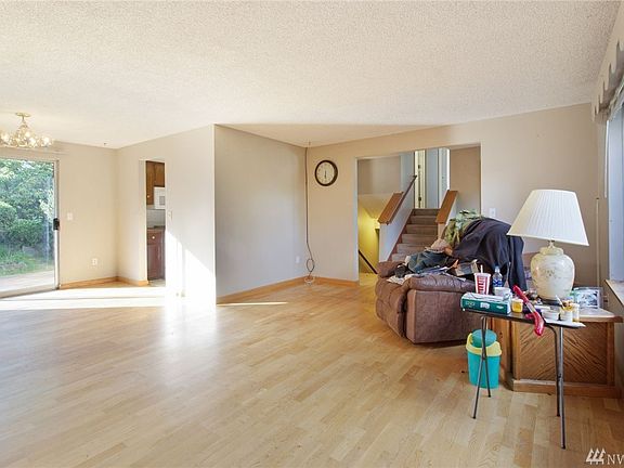 4th image of 3621 200th Pl SW