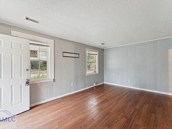 3rd image of 215A Collins Ln