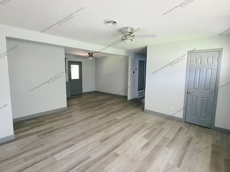 1004 A St — Photo 2