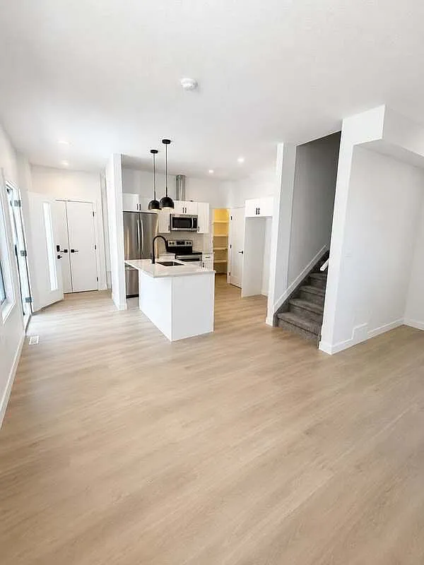 3 bed, 2.5 bath, 1835 sqft, $2,100 — Photo 2