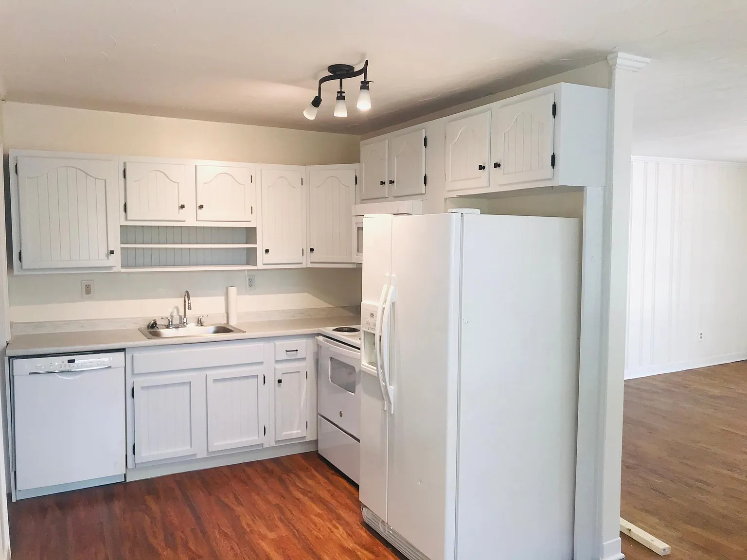 3 bed, 1.5 bath, 1600 sqft, $2,000 — Photo 2