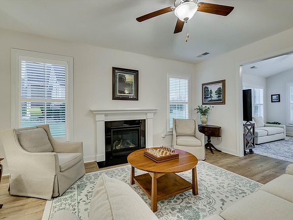 5th image of 128 Fitzsimmons Dr