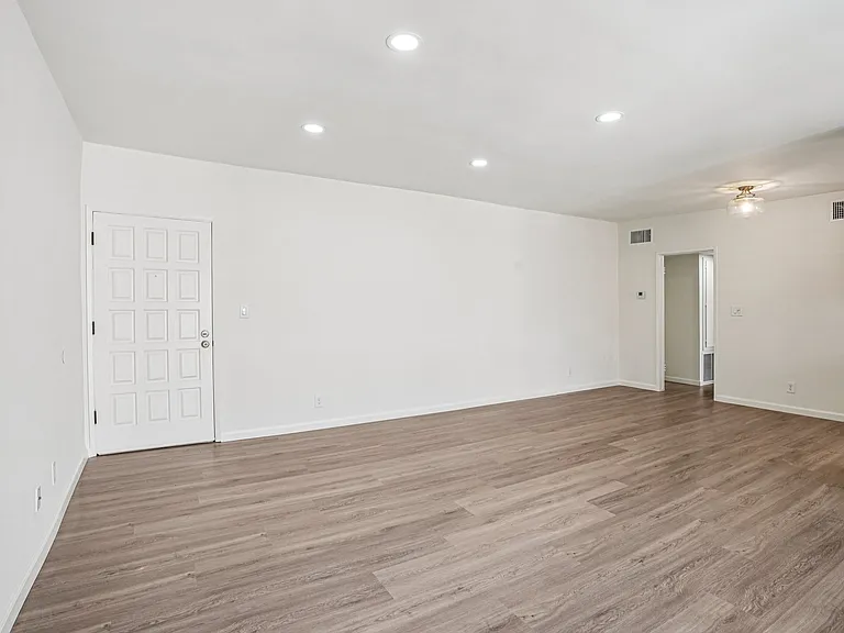 Willis Apartments — Photo 25