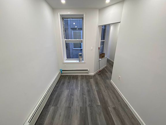 5th image of 240 Irving Ave APT 4L