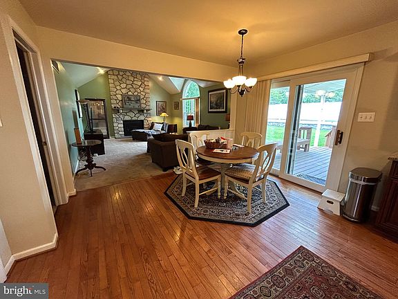5th image of 42 Pin Oak Dr