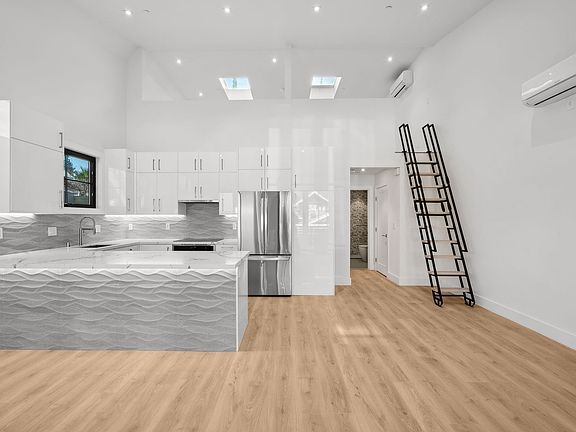 3rd image of 164 Tasso St