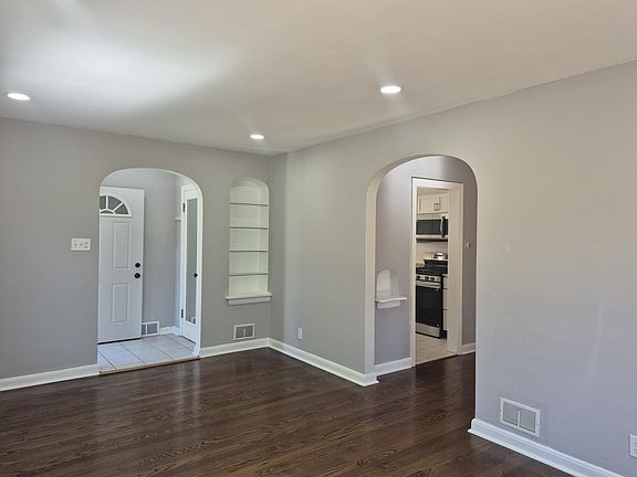 3rd image of 561 Taft St