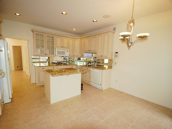 4th image of 10 Whalen Ct #10