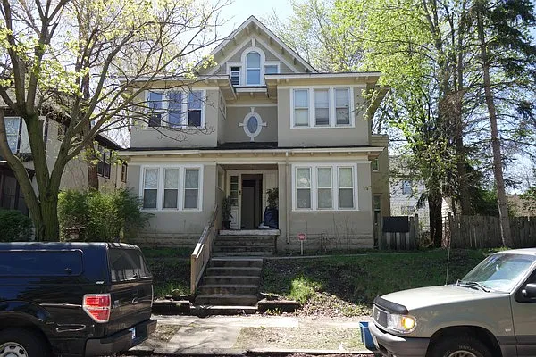 90 Winifred St W — Photo 2
