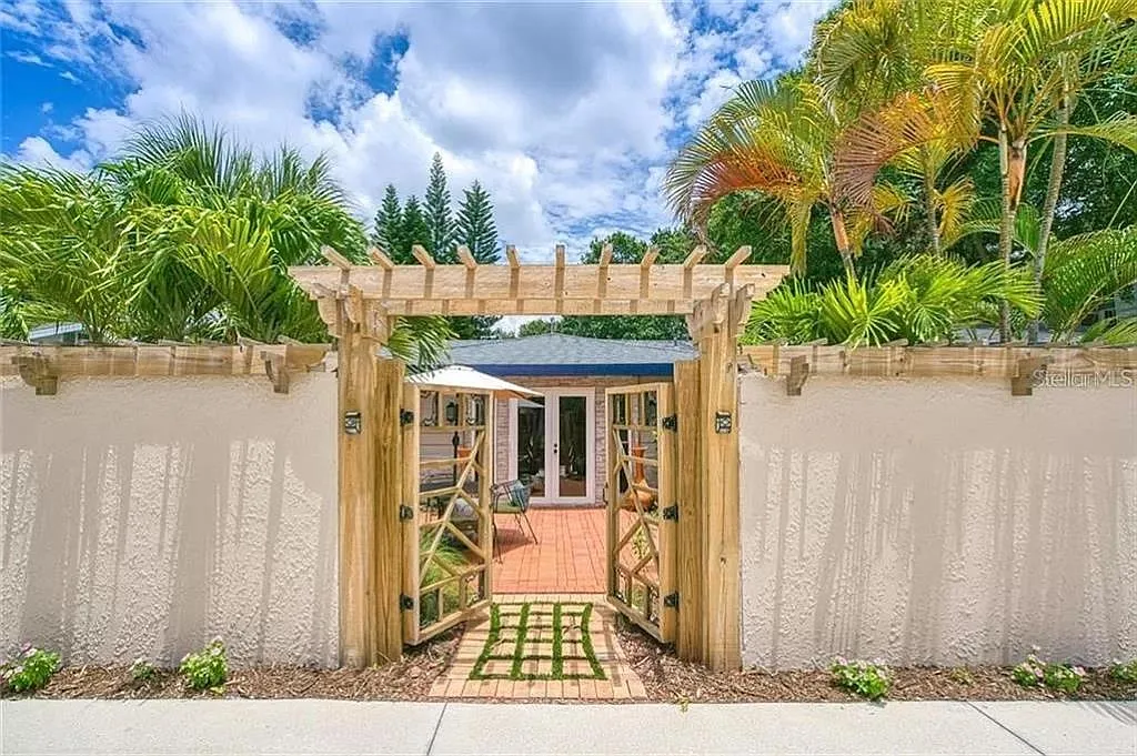 4 bed, 4.0 bath, 2200 sqft, $6,500 — Photo 1