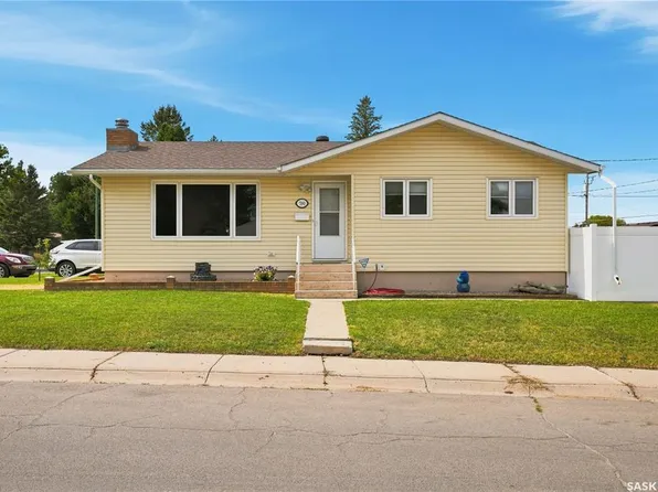 790 13th AVENUE SW, Moose Jaw, SK S6H 6H6