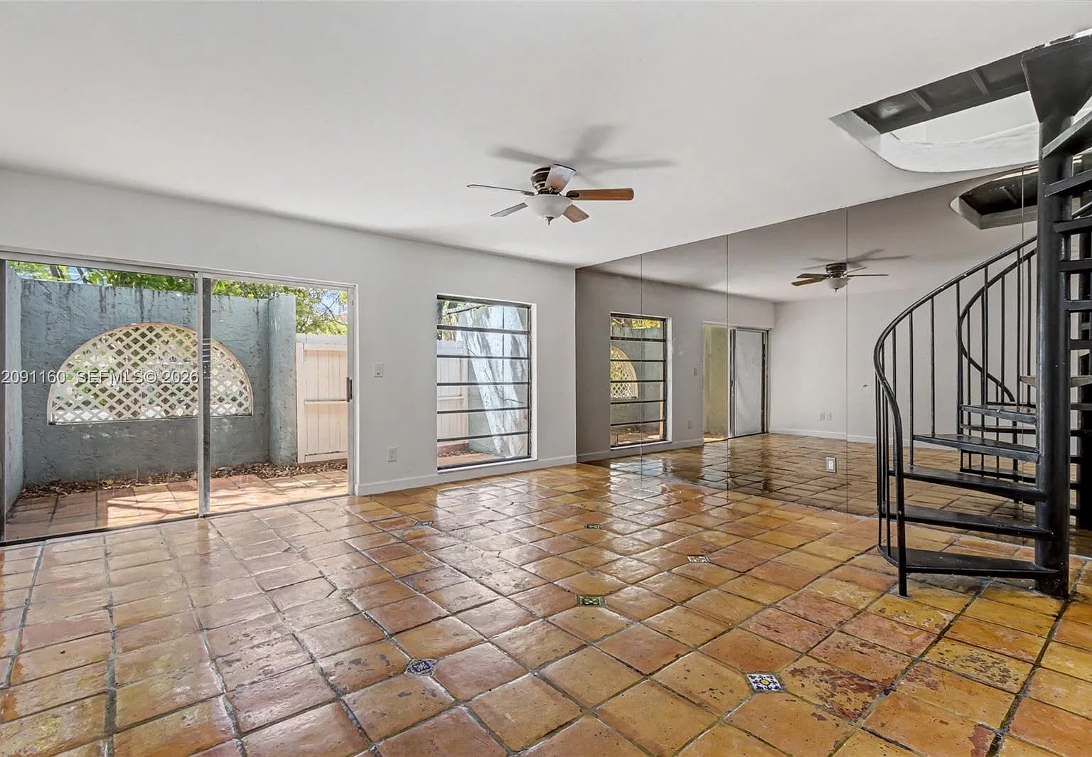 Corona Bay Townhouses Con — Photo 2