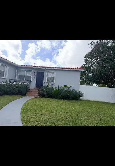 8370 SW 27th Ln — Photo 2