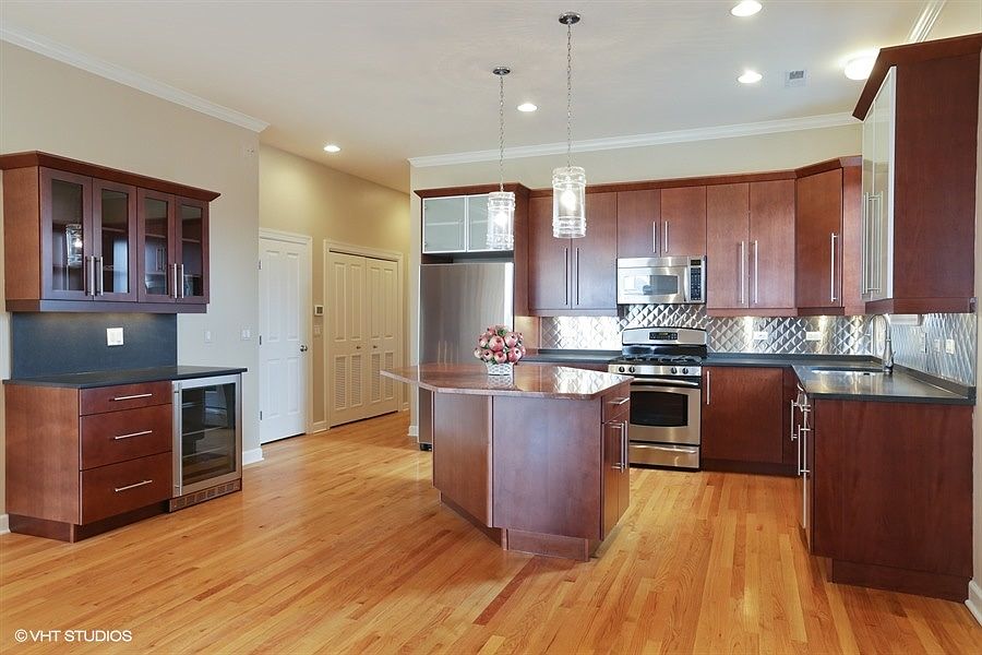 1st image of 7443 N Rogers Ave