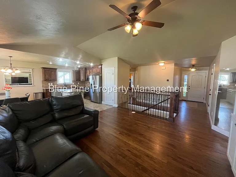 340 Chateau Dr #1 — Photo 3
