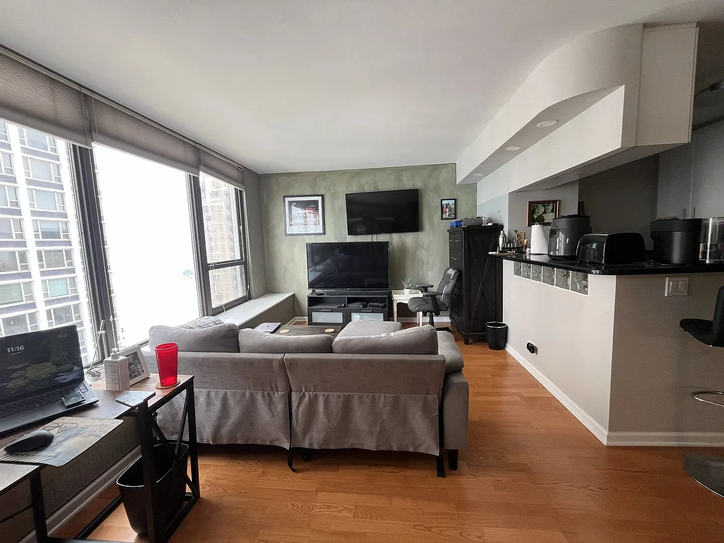 Gold Coast - Fantastic 1bd/1bth Apartment For Rent! — Photo 3