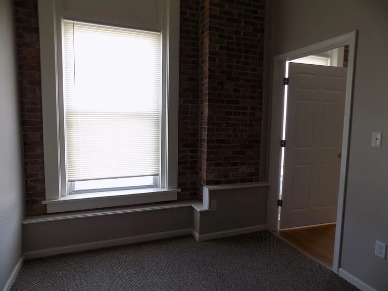 121 W Broadway Ave — Photo 7
