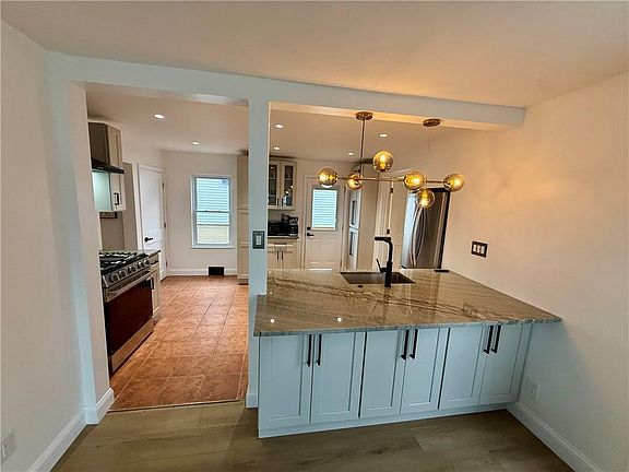 5th image of 571 Winter St