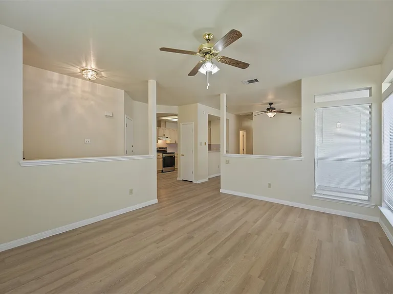 502 Gregory Ct — Photo 7