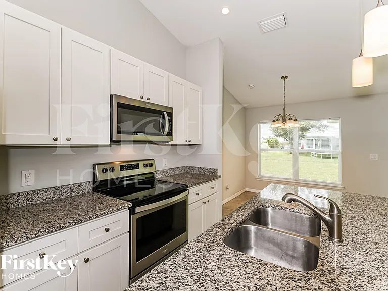 912 SW Trafalgar Pkwy — Photo 7