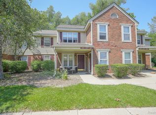 1676 Clemens Cir, Rochester, MI 48307