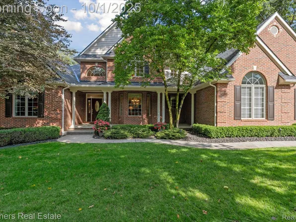 8044 Alta Vista Dr, Pinckney, MI 48169