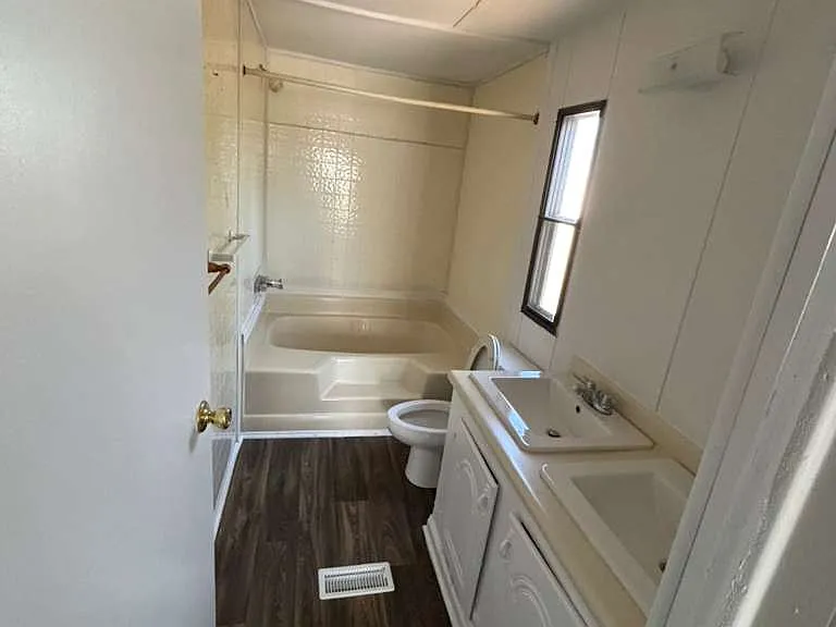 322 Derrick St — Photo 9