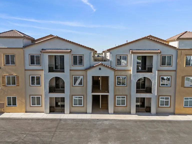 Solana Apartments — Photo 9