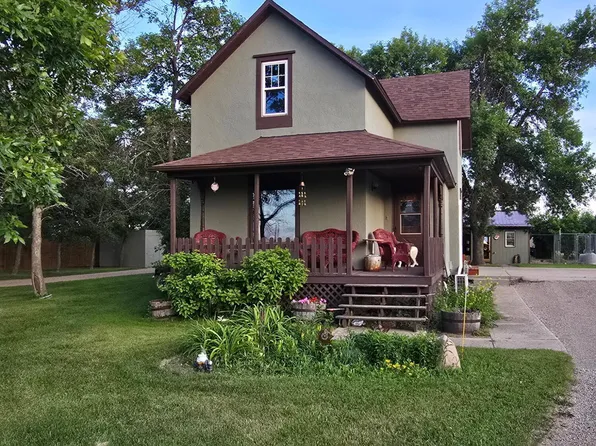 8530 37th St SE, Jamestown, ND 58401