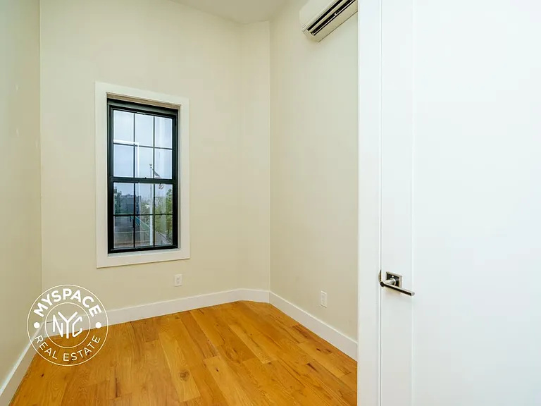 50 Starr St #3L — Photo 4