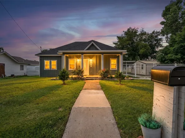 403 SW 13th St, Mineral Wells, TX 76067
